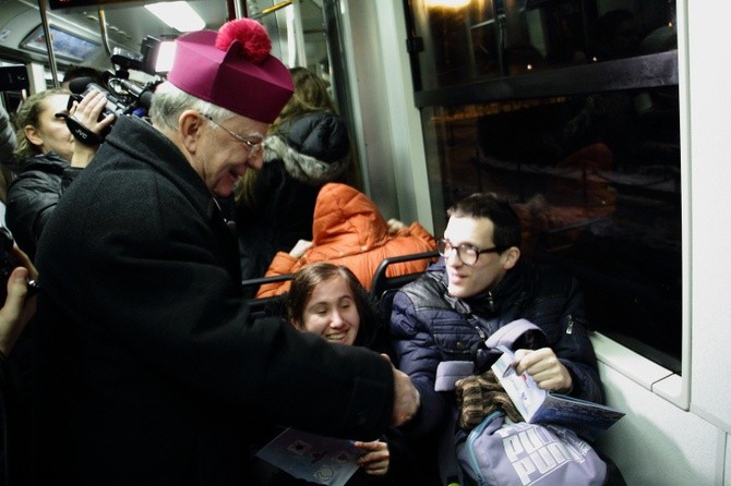 Kolędowanie z metropolitą w tramwaju MPK 2019