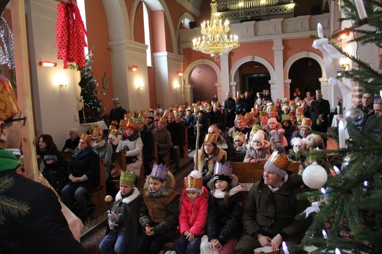 Niezapomniany widok: wszyscy z koronami na głowie, bo pokłonili się małemu Panu Jezusowi