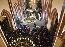 Podczas Eucharystii w katedrze panowała przejmująca atmosfera. Wielu ludzi zgromadziło się także wokół świątyni.