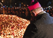 Dokładnie dwie doby po tragedii mieszkańcy stanęli w miejscu, gdzie Amelka, Gosia, Julka, Karolina i Wiktoria skończyły swoją drogę.