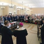 Druga część wydarzenia odbyła się w seminaryjnym refektarzu. Tutaj składano sobie życzenia.