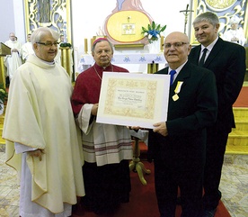 Papieskie odznaczenia i dyplomy wręczył bp Henryk Tomasik. Z ordynariuszem stoją (od lewej): ks. Stanisław Pindera, Jerzy Mastalerz i Tadeusz Czochór.