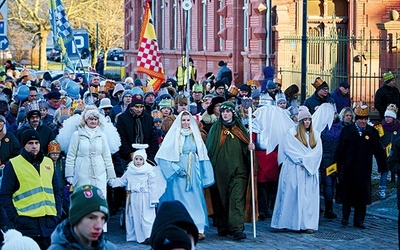 ▲	Pochód tradycyjnie odbył się 6 stycznia. Był on okazją do wspólnego kolędowania.