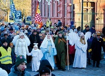 ▲	Pochód tradycyjnie odbył się 6 stycznia. Był on okazją do wspólnego kolędowania.