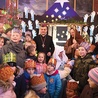 Bp Roman Pindel świętował piątą rocznicę swojej sakry z uczestnikami ulicznych jasełek w Oświęcimiu. 