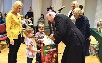 Nagrody wręczali goście − bp Andrzej Iwanecki i Magdalena Budny, sekretarz powiatu gliwickiego.