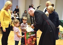 Nagrody wręczali goście − bp Andrzej Iwanecki i Magdalena Budny, sekretarz powiatu gliwickiego.