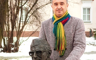 Zbigniew Cierniak przy pomniku kompozytora, który przysiadł na parkowej ławeczce z fajką i nutami słynnej pieśni „Helokanie”.