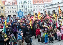 Różnokolorowe pochody spotkały się na rynku w Gliwicach.