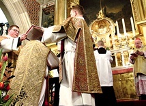 Moment nałożenia księgi Ewangelii na głowę nowego biskupa.
