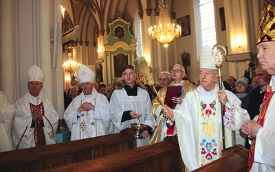 W Pszczonowie modliło się kilku biskupów, kapłanów i rzesza wiernych.