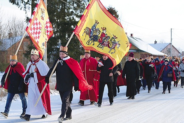 Wierni na trasie  z Kliszowa  do Gawłuszowic.