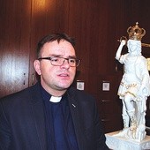 Ksiądz Rafał zapewnia, że warto wciągać ludzi do upiększania kościelnej liturgii.