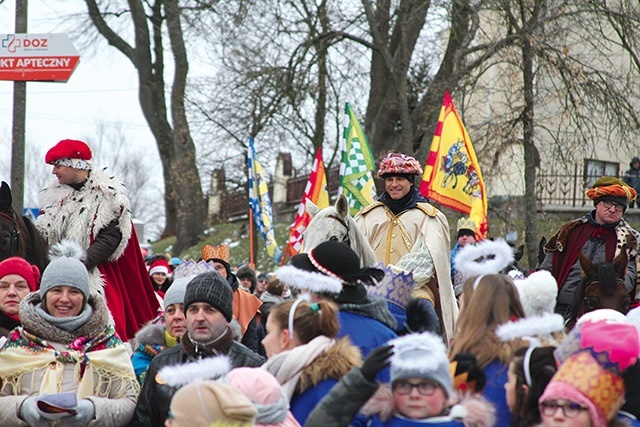 Proboszczewice. W tej parafii OTK przeszedł po raz pierwszy. Był bardzo malowniczy: za Mędrcami na koniach pojechały dwie bryczki z małymi pasażerami, a za nimi podążyło wielu mieszkańców w koronach i barwnych strojach.