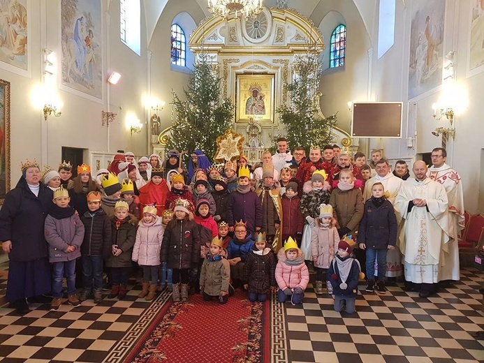 U celu orszakowej wędrówki - przy szopce w kościele parafialnym