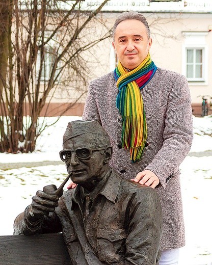Zbigniew Cierniak przy pomniku założyciela zespołu, który przysiadł na parkowej ławeczce z fajką i nutami słynnej pieśni „Helokanie”.