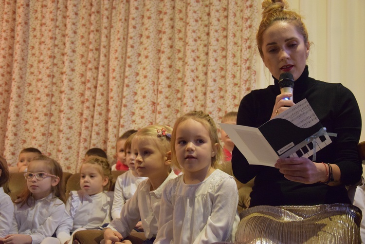 Kolędowanie z babcią i dziadkiem w sochaczewskim przedszkolu