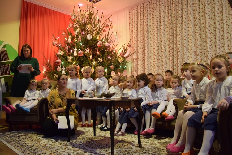 Kolędowanie z babcią i dziadkiem w sochaczewskim przedszkolu