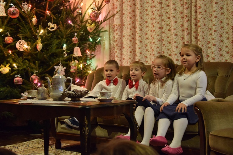 Kolędowanie z babcią i dziadkiem w sochaczewskim przedszkolu