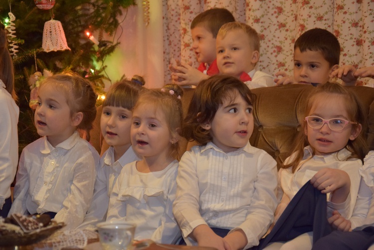 Kolędowanie z babcią i dziadkiem w sochaczewskim przedszkolu