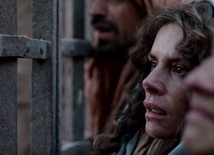 W "Kobietach Biblii" Roma Downey wciela się w rolę zarówno narratorki filmu, jak i matki Jezusa