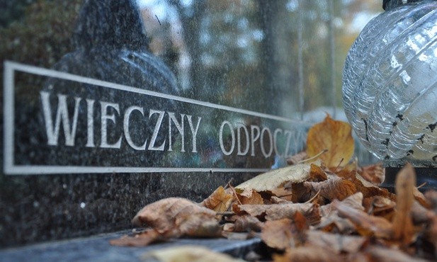 Otoczmy modlitwą zmarłego Kapłana.