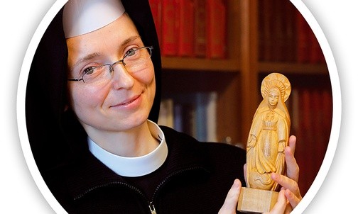 Siostra Julia z figurką Matki Bożej Oświęcimskiej.