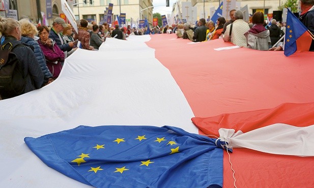 Protesty przeciwko poszczególnym działaniom UE nie oznaczają, że większość Polaków to eurosceptycy.