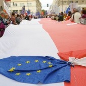 Protesty przeciwko poszczególnym działaniom UE nie oznaczają, że większość Polaków to eurosceptycy.