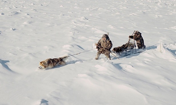 Nanook (Michaił Aprosimov) i Sedna (Feodosia Ivanova) żyją na pokrytym śniegiem pustkowiu. Ta bezbrzeżna przestrzeń jest dla nich całym światem.