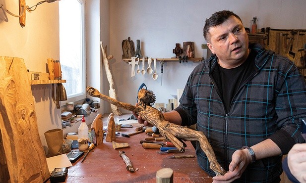 Czasem też przywraca blask starym, zniszczonym świątkom i krzyżom.