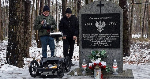 Filmowcy przywieźli georadar pozwalający na nieinwazyjne badania. Ich wyniki potwierdziły przekonania o istniejącej w tym miejscu zbiorowej mogile