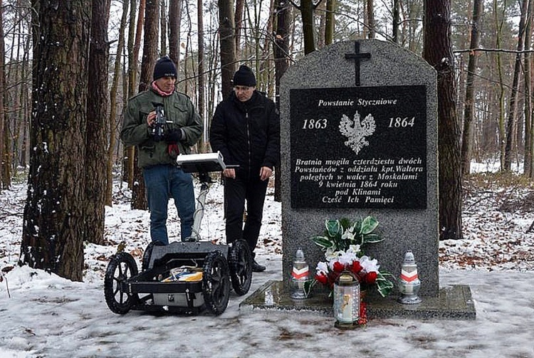 Filmowcy przywieźli georadar pozwalający na nieinwazyjne badania. Ich wyniki potwierdziły przekonania o istniejącej w tym miejscu zbiorowej mogile