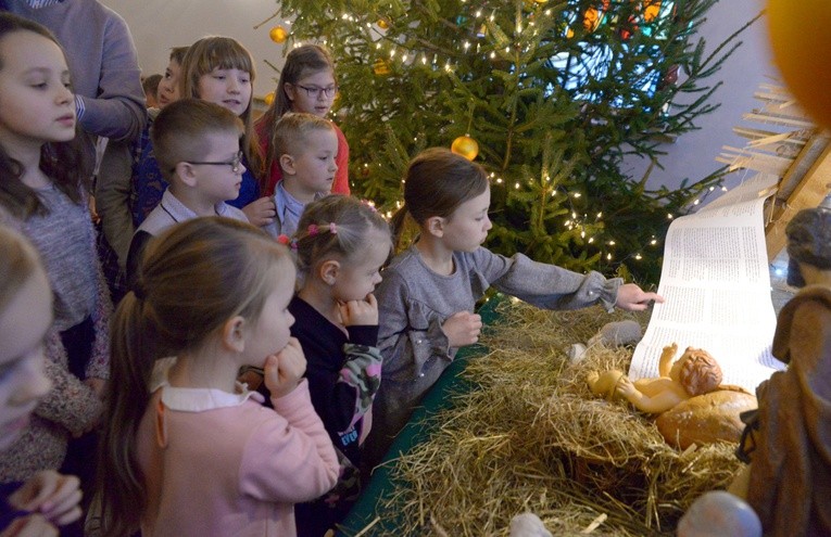 Najmłodsi uczestnicy spotkania chcieli być jak najbliżej stajenki i Dzieciątka Jezus