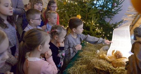 Najmłodsi uczestnicy spotkania chcieli być jak najbliżej stajenki i Dzieciątka Jezus