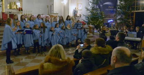 Kolędy i pastorałki wykonał zespół zebrany przez członków Ruchu Światło-Życie