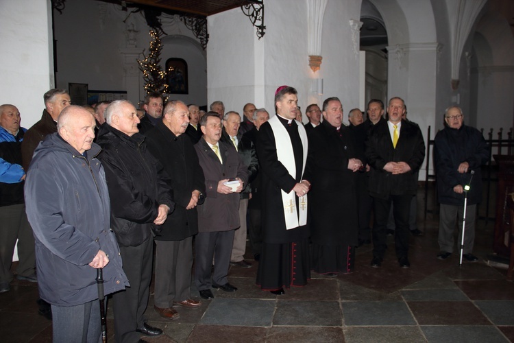 Mężczyźni z kościelnej służby na spotkaniu opłatkowym