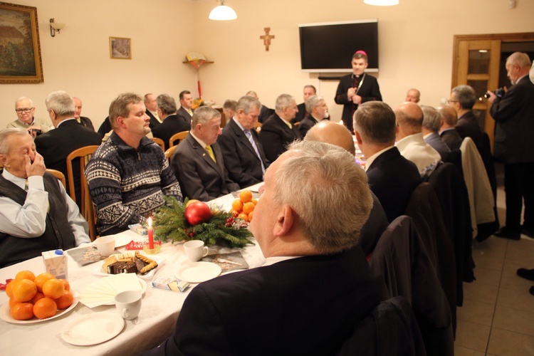 Mężczyźni z kościelnej służby na spotkaniu opłatkowym