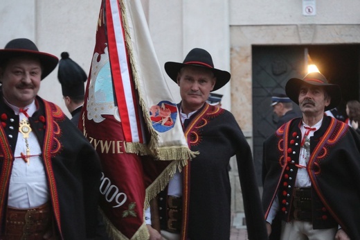 Pożegnanie śp. bp. Tadeusza Pieronka w Radziechowach