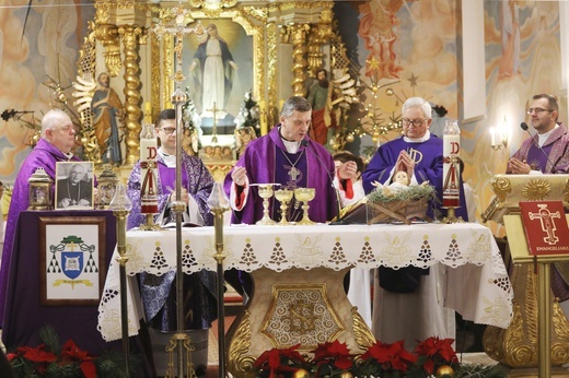 Pożegnanie śp. bp. Tadeusza Pieronka w Radziechowach