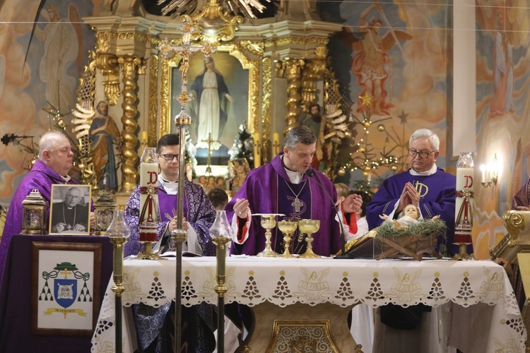 Pożegnanie śp. bp. Tadeusza Pieronka w Radziechowach