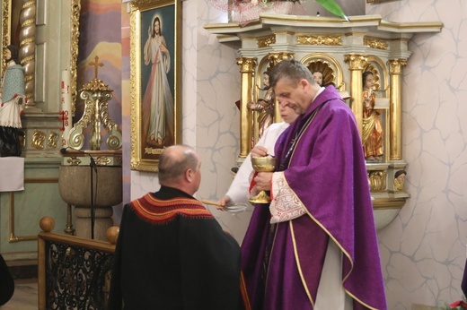 Pożegnanie śp. bp. Tadeusza Pieronka w Radziechowach