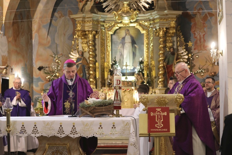 Pożegnanie śp. bp. Tadeusza Pieronka w Radziechowach