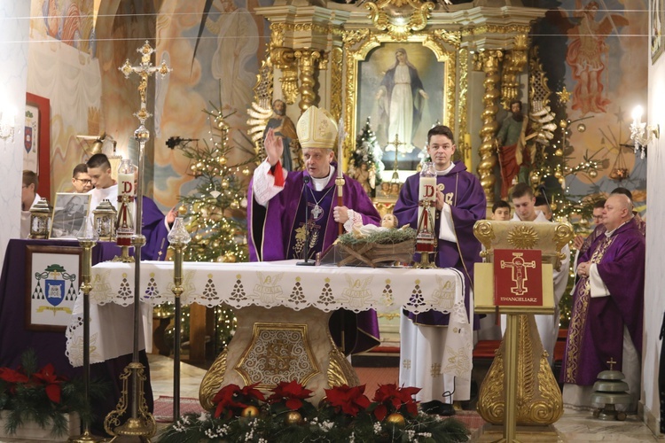 Pożegnanie śp. bp. Tadeusza Pieronka w Radziechowach