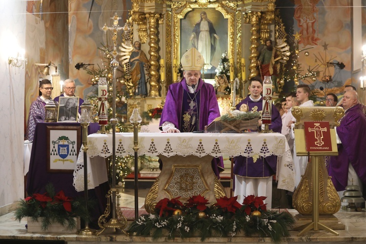 Pożegnanie śp. bp. Tadeusza Pieronka w Radziechowach