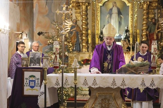 Pożegnanie śp. bp. Tadeusza Pieronka w Radziechowach