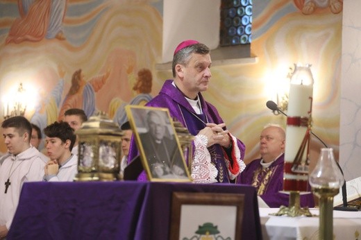 Pożegnanie śp. bp. Tadeusza Pieronka w Radziechowach