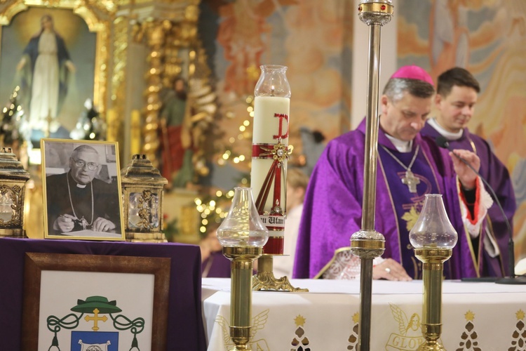 Pożegnanie śp. bp. Tadeusza Pieronka w Radziechowach