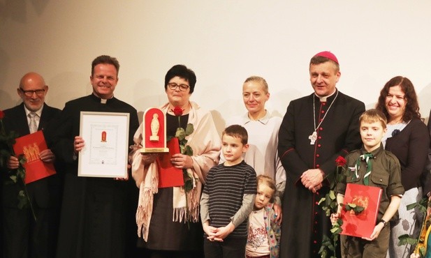 Bp Roman Pindel z nominowanymi do nagrody i laureatką