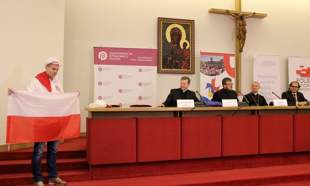 Polsce pielgrzymi będą wyróżniali się biało-czerwonymi emblematami